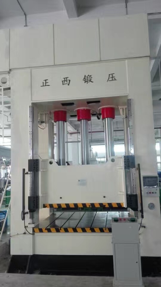 此批設(shè)備為重慶客戶一次性向我公司訂購的機(jī)器，在所有公司員工的努力下，我們在規(guī)定的時(shí)間內(nèi)向客戶交貨并調(diào)試完成。