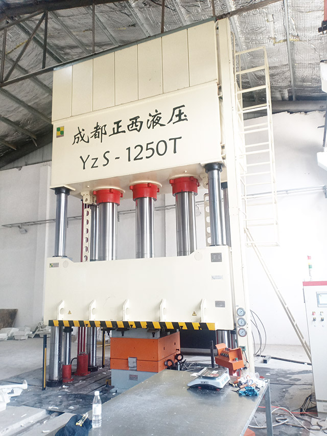 山東客戶(hù)-定制的四柱液壓機(jī)1250噸