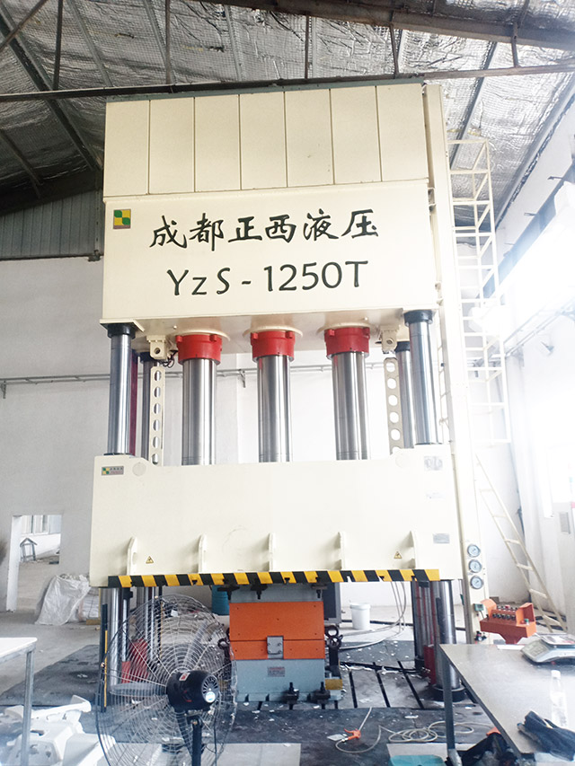 山東客戶(hù)-定制的四柱液壓機(jī)1250噸-完美交貨安裝