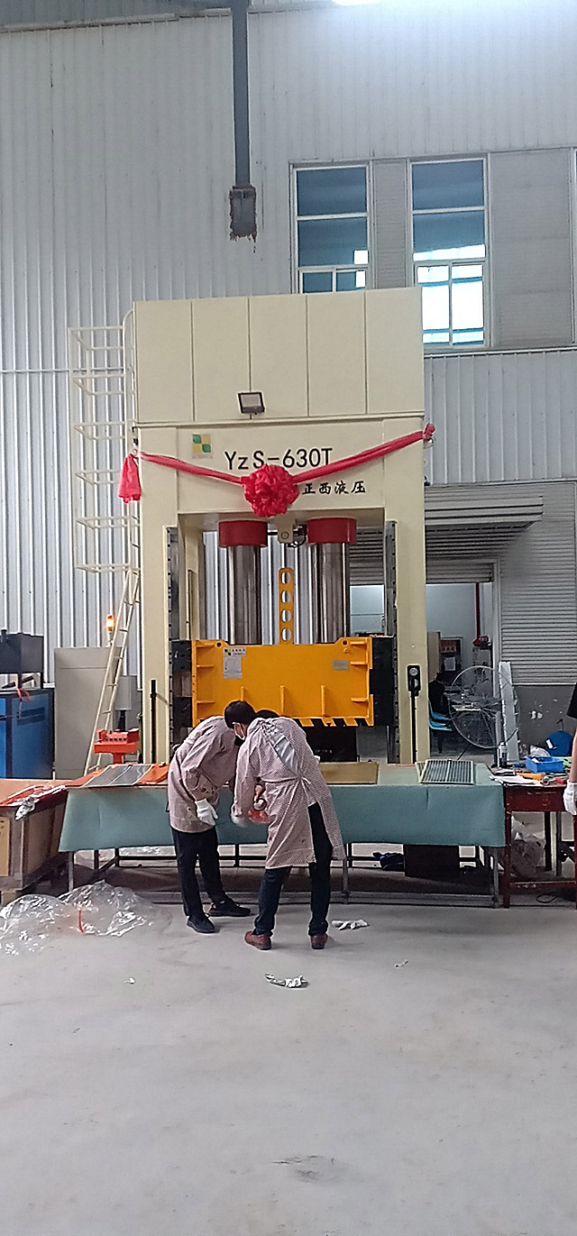 630噸框架式液壓機(jī)定制安裝圓滿成功，客戶相當(dāng)滿意