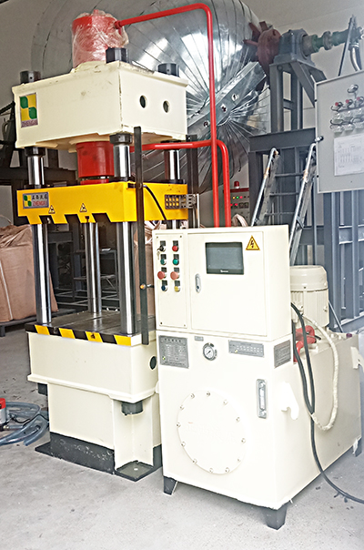 液壓機定制客戶定制的200噸四柱壓力機由液壓機供應(yīng)商成都正西液壓機供應(yīng)，圓滿交貨！