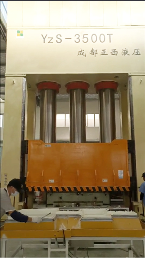 山東淄博液壓機(jī)需求客戶定制的3500噸框架液壓機(jī)圓滿交貨了，祝賀！